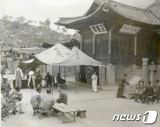 대한민국이 처음으로 국회의원 총선거를 치렀던 1948년 5월 10일 투표소 전경(부산시선관위 제공)