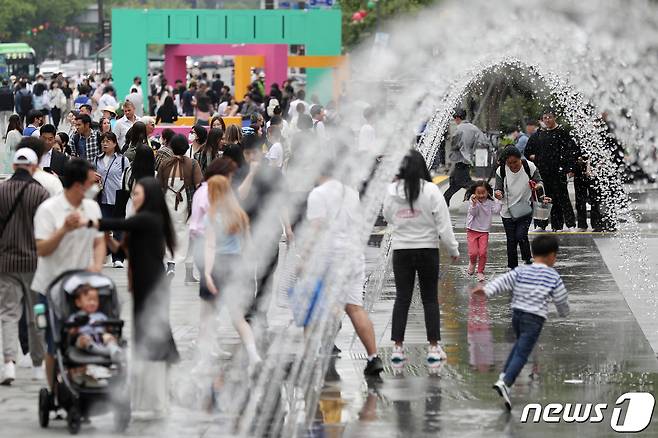 일요일까지 이어지는 어린이날 연휴를 하루 앞둔 4일 서울 종로구 광화문광장이 나들이객들로 붐비고 있다. 2023.5.4/뉴스1 ⓒ News1 민경석 기자