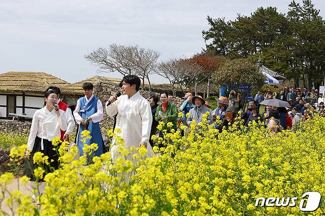 지난 4월 8일부터 5월 7일까지 진행된 ‘2023 청산도 슬로걷기 축제’에 8만여 명이 다녀간 것으로 파악됐다. (완도군 제공)/뉴스1 ⓒ News1 김태성 기자