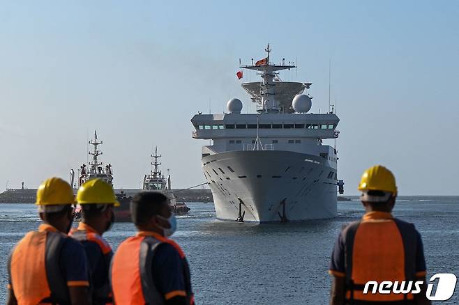 스리랑카 남부 함반토타항에 중국 선박 '위안왕 5호'가 들어오고 있다. 중국 인민해방군(PLA) 전략지원부대(SSF)가 운용하는 '위안왕 5'호는 위성과 대륙간탄도미사일 활동을 감시하는 선박이다. 스리랑카는 지난 14일 인도의 반대에도 '위안왕 5호'의 입항을 허용했다. ⓒ AFP=뉴스1 ⓒ News1 (기사 본문과 직접적 관련 없음)