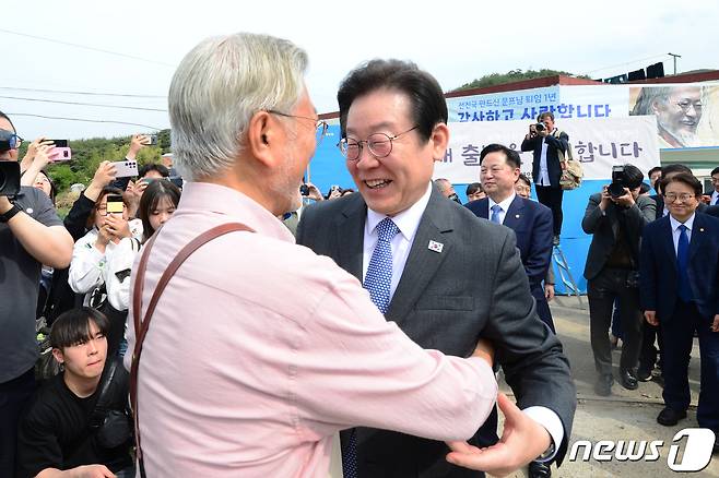 이재명 더불어민주당 대표가 10일 경남 양산 평산마을 '평산책방'을 방문해 문재인 전 대통령과 인사나누고 있다.(공동취재) 2023.5.10/뉴스1 ⓒ News1 윤일지 기자