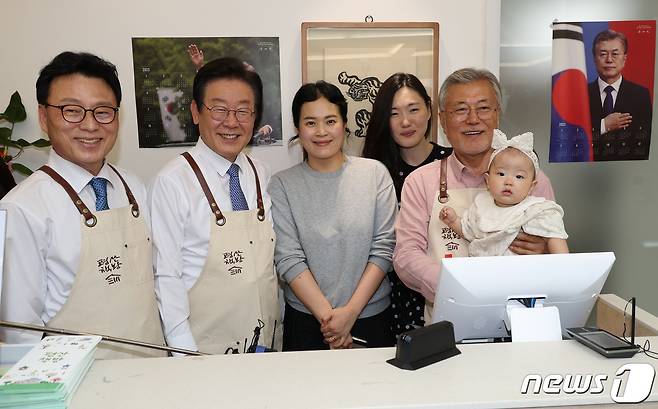 이재명 더불어민주당 대표가 10일 오후 문재인 전 대통령이 최근 경남 양산 평산마을에 문을 연 평산책방을 찾아 아기 가족과 함께 기념사진을 찍고 있다. (공동취재) 2023.5.10/뉴스1 ⓒ News1 윤일지