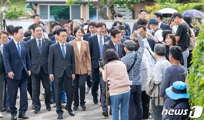 이재명 더불어민주당 대표와 박광온 원내대표 등이 10일 경남 양산 평산마을을 찾아 문재인 전 대통령이 운영하는 '평산책방'을 방문하고 있다. (공동취재) 2023.5.10/뉴스1 ⓒ News1 윤일지