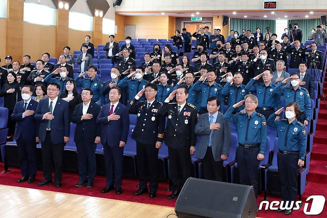 인천경찰청(청장 이영상)은 10일 대강당에서 자율방범대 출범 기념식을 개최하고 기념촬영을 하고 있다.(인천경찰청 제공)2023.5.10/뉴스1 ⓒ News1 박아론 기자