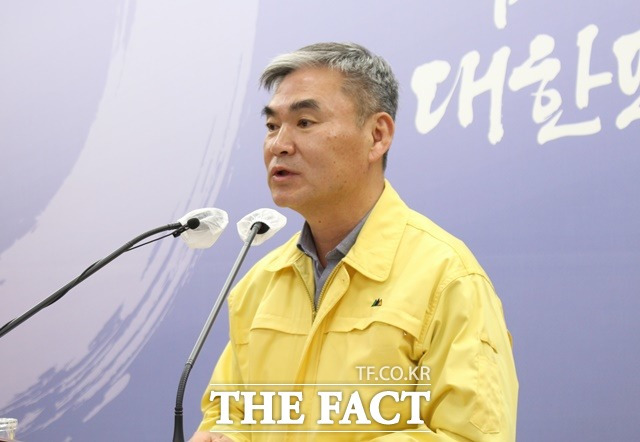 조대호 충남도 복지보건국장이 코로나19 일상적 관리체계 전환과 관련 브리핑을 하고 있다. / 내포 = 김아영 기자