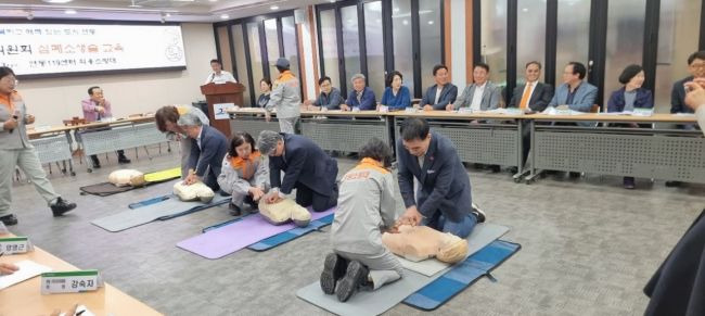 제주 연동119센터가 지난 8일 연동주민센터 직원을 대상으로 응급처치와 심폐소생술 교육을 실시했다.[사진제공=제주소방]