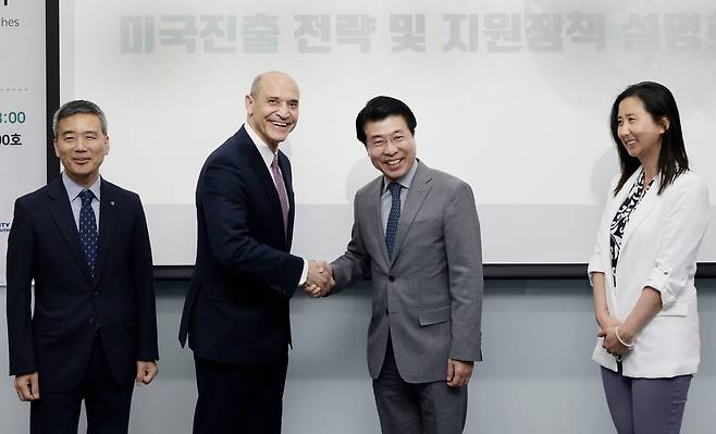 (서울=뉴스1) = 서강석 송파구청장이 지난 24일 오후 서울 송파구 문정비즈밸리 일자리 허브센터에서 열린 ‘미국 진출 전략 및 지원 정책 설명회’에서 빅터 호스킨스 페어팩스 카운티 경제개발청장과 악수하고 있다. 송파구와 페어팩스 카운티 경제개발청은 미국 시장 진출 및 사업 확장을 계획하는 한국 기업들에게 다양한 지원 정책을 추진 할 예정이다. (송파구청 제공) 2023.4.25/뉴스1