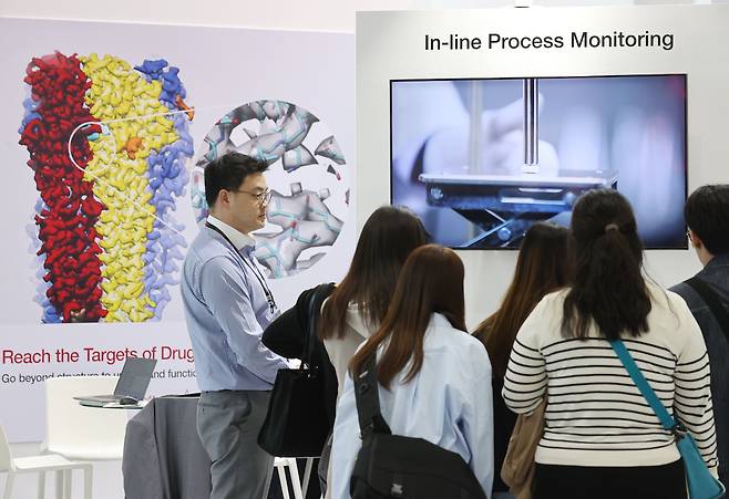 10일 서울 강남구 코엑스에서 열린 '바이오코리아 2023'를 찾은 관람객들이 전시를 둘러보고 있다. /연합뉴스