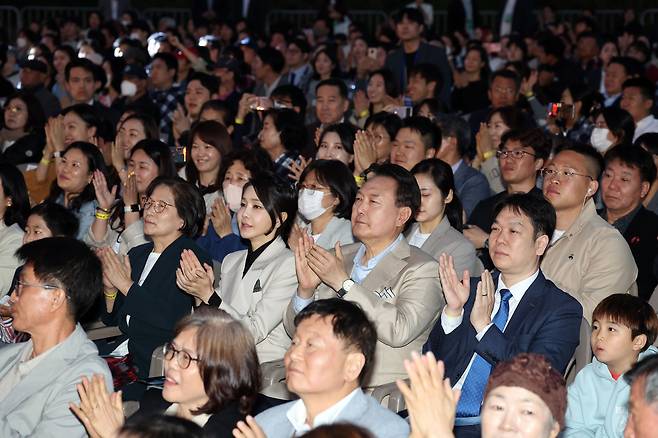 윤석열 대통령과 김건희 여사가 10일 오후 청와대 대정원에서 열린 '청와대 개방 1주년 기념 특별음악회'에서 공연을 관람하고 있다. /연합뉴스