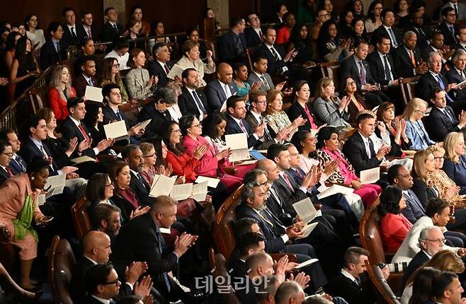 윤석열 대통령이 지난달 27일(현지시각) 워싱턴DC 미 국회의사당에서 상·하원 합동회의 연설을 하는 동안 의원들이 박수를 치고 있다. ⓒ뉴시스