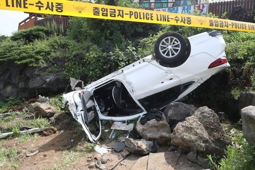 지난해 7월 20일 오전 3시 38분께 제주시 애월읍 고내리 해안도로를 달리던 쏘나타 렌터카가 전복해 관광객 3명이 숨지고 4명이 크게 다쳤다. ⓒ연합뉴스