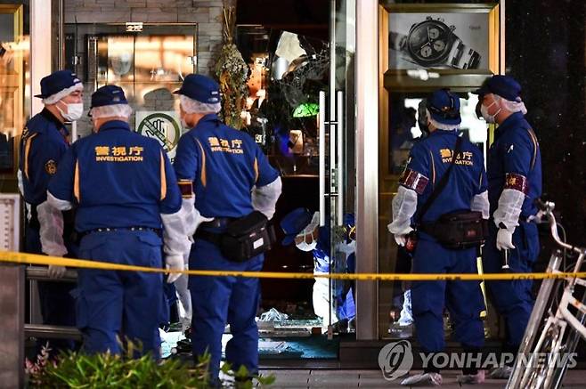 Police officers conduct investigations at the crime scene following the robbery of a luxury watch store in Tokyo's Ginza shopping district on May 8, 2023. (Photo by Kazuhiro NOGI / AFP) /사진=연합뉴스