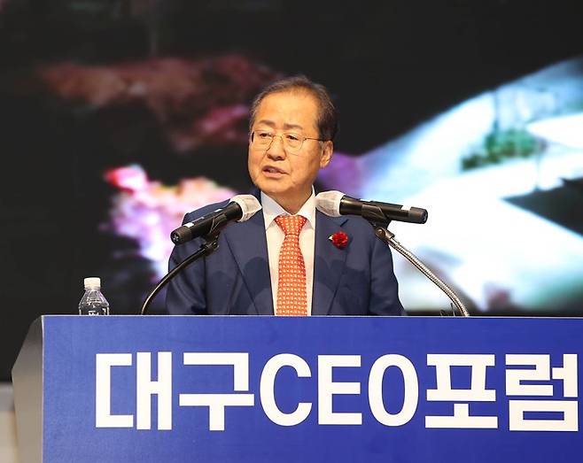 홍준표 대구시장이 지난 9일 오후 수성호텔 컨벤션홀에서 열린 '2023년 상반기 대구CEO포럼'에서 "사람이 모이는 도시, 3대 도시의 명성을 되찾기 위한 한마음이 필요하다"라고 강조했다. 사진=대구은행 제공