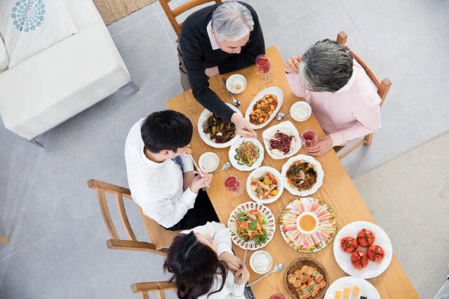 찌개 하나를 두고 여러 사람이 숟가락으로 떠먹으면 타액 속 헬리코박터균이 전파될 수 있다./사진=클립아트코리아