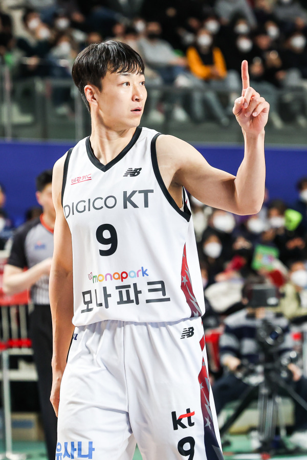 김영환이 17년 현역 생활을 마무리하고 수원KT 코치로 활약한다.(사진=KBL)