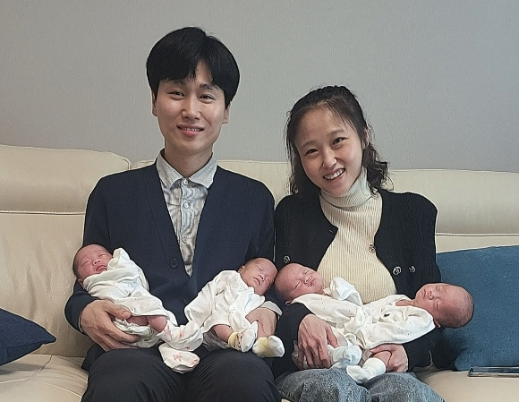 SK온 송리원 PM(왼쪽)과 아내 차지혜 씨. 왼쪽부터 설록, 리지, 록시, 비전 [사진=SK온]