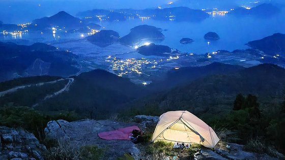 고흥 마복산 정상 암반 야영 사이트에서 일몰, 일출, 야경 등 다채로운 다도해 풍광을 감상할 수 있다.