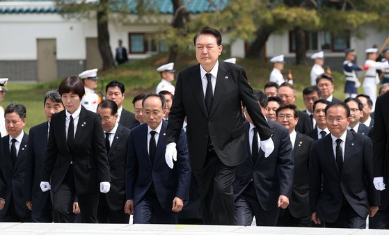 윤석열 대통령이 정부 출범 1주년인 10일 서울 동작구 국립서울현충원을 찾아 참배하고 있다. 대통령실통신사진기자단