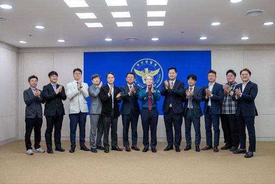 지난 2일 JTBC와 MBC, 미국 웨이브아메리카스 등 방송사 관계자들이 부산경찰청을 방문해 우철문(가운데) 청장과 이재홍(왼쪽에서 네번째) 사이버수사대장에게 바로TV 검거 관련 감사패를 전달했다. 사진 부산경찰청