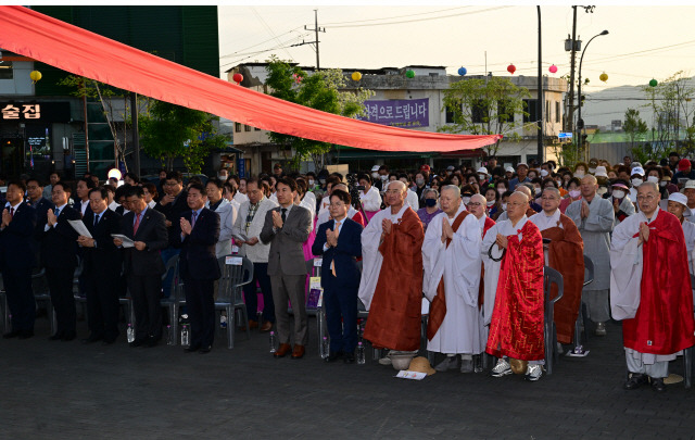 ▲ 춘천불교사암연합회는 9일 춘천 소양로 칠층석탑에서 봉축점등 법요식을 개최했다.  김정호