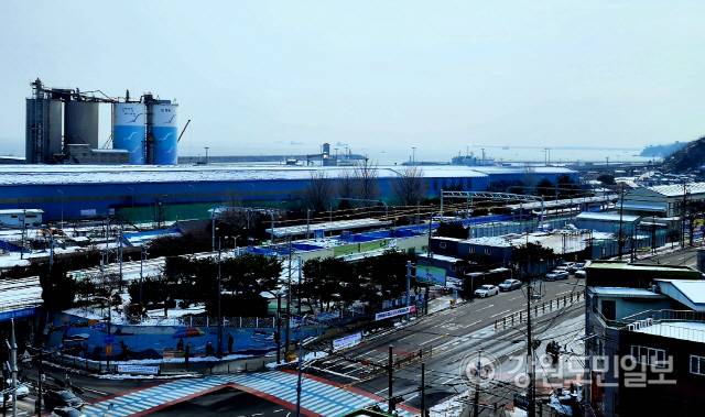 ▲ 동해시 묵호항 쌍용C&E 시멘트 사일로 등 물류시설과 묵호항 배후지역 모습.