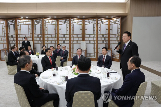 ▲ 윤석열 대통령이 10일 낮 용산 대통령실에서 국무위원, 국민의힘 지도부, 참모진과 오찬을 하며 인사말하고 있다. 사진/연합뉴스