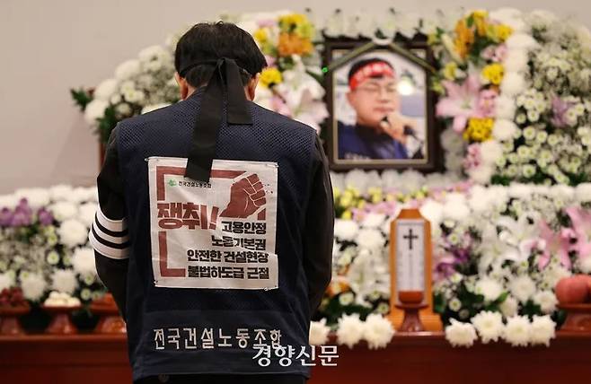 On May 7, a union member pays his respects at the Seoul National University Hospital funeral hall in Jongno-gu, Seoul, where a funeral parlor was prepared for the late Yang Hoe-dong, an executive of the Gangwon construction chapter of the Korean Construction Workers Union, who died after setting himself on fire ahead of his warrant review. Jo Tae-hyeong