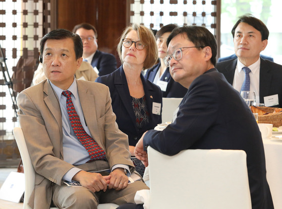 From left, Malaysian Ambassador Lim Juay Jin, Norwegian Ambassador Anne Kari Hansen Ovind, CEO of the Korea JoongAng Daily Cheong Chul-gun and Gangwon Gov. Kim Jin-tae listen in as the Financial Services Commission Chairman Kim Joo-hyun briefs the audience on the latest policies of the financial regulator at the 2023 Korea Economic Forum at the Westin Josun Seoul on Wednesday. [PARK SANG-MOON]