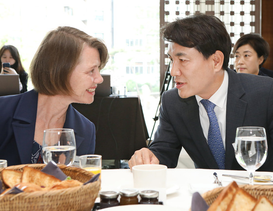 Norwegian Ambassador Anne Kari Hansen Ovind and Gangwon Gov. Kim Jin-tae engage in a conversation at the forum. [PARK SANG-MOON]