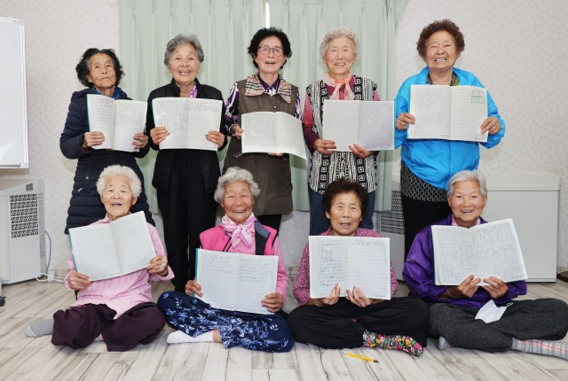 경북 칠곡군 왜관읍 왜관8리 달오경로당 할머니들이 우크라이나를 응원하는 메시지를 작성하고 기념 촬영을 하고 있다.  칠곡군 제공