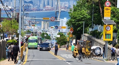 지난달 28일 오전 부산 영도구 한 초등학교 등굣길에 대형 화물이 굴러와 어린이 1명이 숨지고 3명이 다치는 사고가 발생했다. 사진은 사고가 난 등굣길 모습. [자료=연합뉴스]