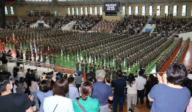 (논산=뉴스1) 김기태 기자 = 29일 충남 논산 육군훈련소 연무관에서 22-37기 26교육연대 2교육대 신병 수료식이 열리고 있다.  이번 수료식을 마친 2개 교육기수 훈련병 총 1701명은 18개월간 국방의 의무를 수행하게 된다. 2022.6.29/뉴스1