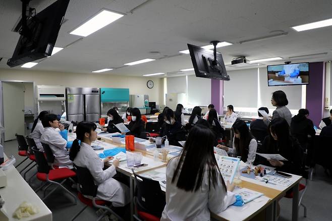 충북보과대 임상병리과 관계자가 형석고 학생을 대상으로 진로탐색 프로그램 '찾아가는 의과학 실험 교육'을 진행하고 있다./사진제공=충북보과대