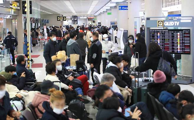 [제주=뉴시스] 우장호 기자 = 대설과 강풍특보가 내려지는 등 기상이 악화한 27일 오후 제주국제공항 3층 출발 대합실이 대기표를 구하거나 발권 절차를 밟는 이용객들로 붐비고 있다. 한국공항공사에 따르면 이날 제주공항과 상대공항 기상 악화를 이유로 항공편 56여편이 결항조치 됐다. 2023.01.27.