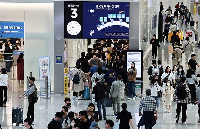 어린이날 연휴를 하루 앞둔 지난 4일 오전 인천국제공항 1터미널 출국장을 찾은 여행객들이 줄 서 있다. [연합뉴스]