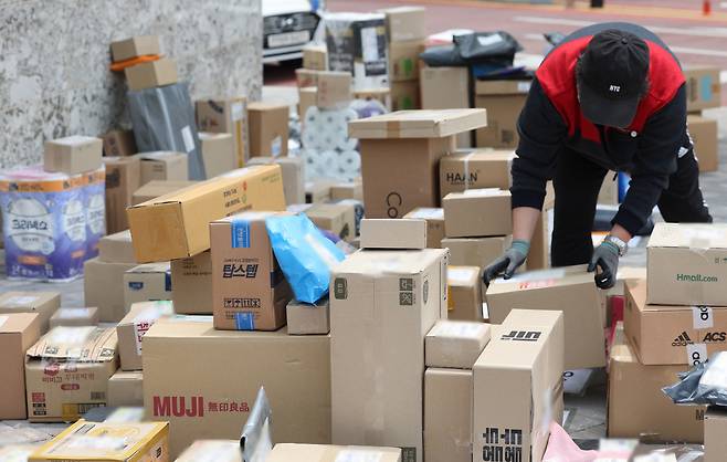 10일 경기도 수원시의 한 아파트 단지 입구에 택배가 쌓여 있다. [연합]