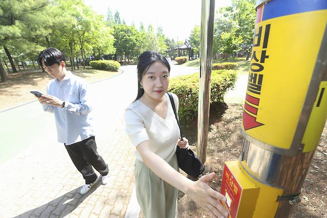 천안 소재 공원에서 직원이 가로등에 설치된 KT 세이프메이트 범죄예방 솔루션 비상벨을 시연하고 있다. 2023. 05. 10 KT충남충북광역본부 *재판매 및 DB 금지