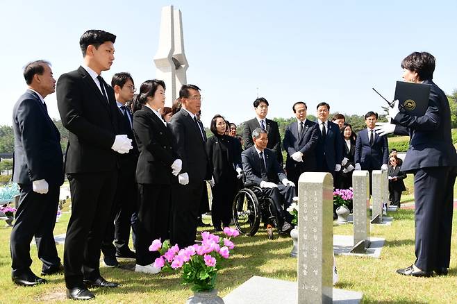 [광주=뉴시스] 송창헌 기자 =광주시의회 소속 의원들과 사무처 직원들이 5·18민주화운동 제43주년을 맞아 10일 국립 5·18민주묘지를 참배하고 있다. (사진=광주시의회 제공) 2023.05.10 photo@newsis.com  *재판매 및 DB 금지