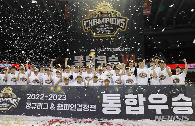 [안양=뉴시스] 고승민 기자 = 7일 경기 안양체육관에서 열린 2022-2023 KBL 챔피언결정전 안양KGC 대 서울SK 7차전 경기, 연장 끝 100대97로 서울을 꺾고 통합우승을 차지한 안양 선수들과 김상식 감독 등 구성원들이 기념촬영하고 있다. 2023.05.07. kkssmm99@newsis.com