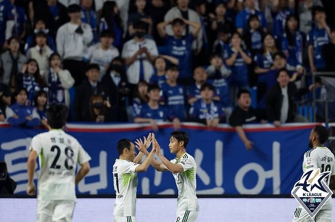 [서울=뉴시스]프로축구 전북 문선민과 백승호. (사진=프로축구연맹 제공)