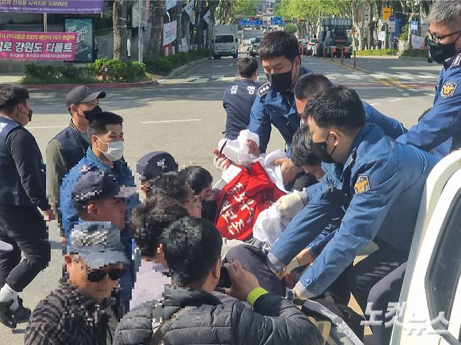 강원도청 앞에서 천막 등을 설치하고 장기간 레고랜드 반대 집회를 이어온 시민단체에 대한 집회 시설 철거 대집행이 10일 오전 이뤄지는 과정에서 강원도청 방호직원들과 시민단체 회원들의 실랑이가 빚어졌다. 구본호 기자