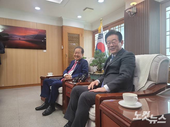 10일 대구시청 산격청사에서 홍준표 대구시장(왼쪽)과 이재명 더불어민주당 대표가 면담하고 있다. 김세훈 기자