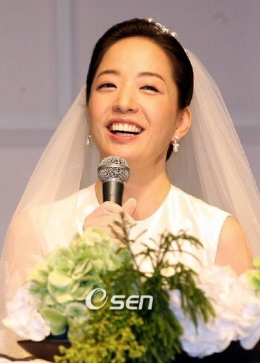 White ji-yeon While MBC Announcer meets Chaebols daughter-in-law, Announcers who became family with Chaebol are gathering topics.On the 9th, white ji-yeon Announcers son, Kangmo, is reported to marry the daughter of HL Group chairman Chung Mong-won on the 2nd of next month.The white ji-yeon former Announcer who made an in-law with Chaebol is getting hot attention every day.White ji-yeon Former Announcer started broadcasting in 1987 as MBC 15th Anniversary Announcer.He joined MBC MBC Newsdesk anchor from the following year. He started as the youngest anchor and became MBC Newsdesk until 1996 and became the longest anchor.After leaving MBC in 1999, he turned to freelance and worked as an MC in White Ji-yeons People Inside, End Discussion, and University Debate Battle.In 2015, he appeared in the SBS drama I heard it with a rumor and challenged acting.He married Kang Hyung-koo, a doctor of engineering from Oxford, England, in 1995 when he was loved as an anchor, but divorced in three years due to personality differences.The son of the HL group son-in-law, Kang, is the son of a white ji-yeon former Announcer and his first husband, Kang Hyung-koo.White ji-yeon The stars who became members of Chaebol from the same Announcer in connection with Announcers an in-law with Chaebol are also gathering topics.The most famous person was Noh Hyun-jung, former KBS Announcer.He was a host of KBS 2TV Imagination Plus and Star Golden Bell and was loved as an Announcer of KBS. In 2006, he married Hyundai Group III Chung Dae-sun, Hyundai BS & C president.He stopped broadcasting with marriage, and he is known to be concentrating on his family by giving birth to two sons.In 2018, Joo Soo Ae, former JTBC Announcer, married Park Seo-won, CEO of Doosan magazine. He also made headlines once again when he gave birth to a healthy son the following year.In addition, former Sky TV Announcer married the eldest son of CJ Group chairman Lee Jae-hyun.In addition, former SBS Announcer Han Sung-ju married Chae Seung-seok, former vice president of Aekyung Development in 1999, but divorced in 10 months.Jang Eun-young, former KBS announcer, also married Choi Won-seok, former chairman of Dong-A Group, in 1999, overcoming the age gap of 27 years, but divorced in 2010 after 11 years of marriage.This kind of poisonous Announcer stars have gathered a lot of topics such as marriage with Chaebol or becoming an in-law.Thats why the publics interest in star Announcers, who combine intelligence and likable looks, is constant.D.B.