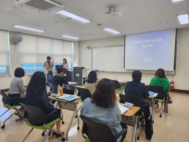 ▲시교육청은 지난 10일 광주교육연수원에서 수석교사의 수업 노하우 및 교수 관련 자료 등을 공유하는 '실력 광주 직무연수'를 개최했다.ⓒ시교육청