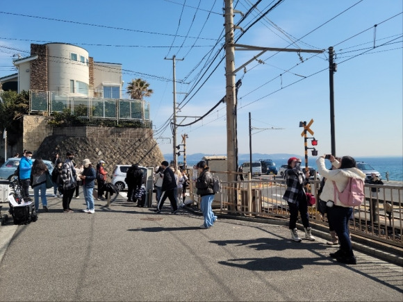 슬램덩크 성지 - 17일 일본 가나가와현 가마쿠라시 가마쿠라코코마에역 건널목에서 관광객들이 일본 애니메이션 ‘더 퍼스트 슬램덩크’의 배경을 중심으로 기념 사진을 찍고 있다. 가마쿠라 김진아 특파원