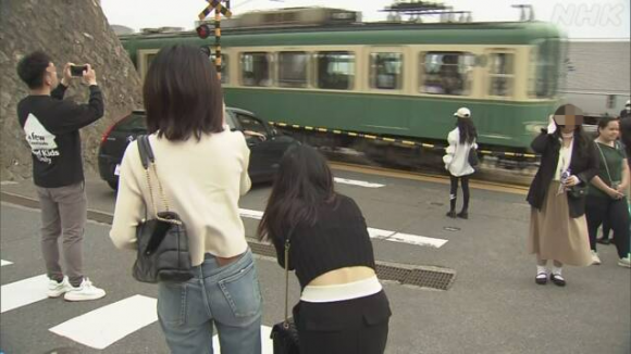 가마쿠라 에노덴 전철의 가마쿠라코코마에역 근처 건널목. NHK 화면 캡처