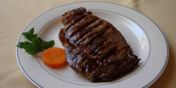 소고기는 날로도 자주 먹지만 기생충 감염의 위험이 높아 가급적이면 익혀서 먹는 것이 좋다(위 기사와 관련 없음). 서울신문DB