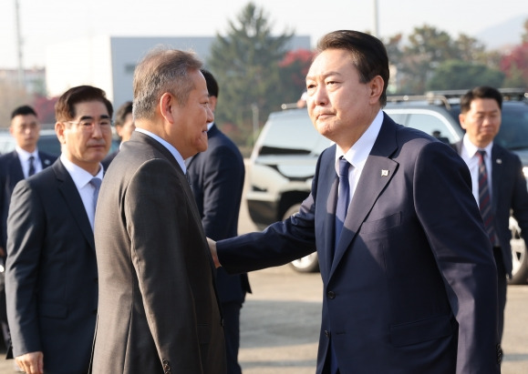 이상민 행안부 장관과 인사하는 윤석열 대통령 - 윤석열 대통령이 11일 오전 아세안(ASEAN·동남아국가연합) 관련 정상회의 및 주요20개국(G20) 정상회의 등 다자회의 참석을 위해 성남 서울공항에 도착, 공군 1호기로 향하며 이상민 행안부 장관 등 환송 인사들과 인사하고 있다. 2022.11.11