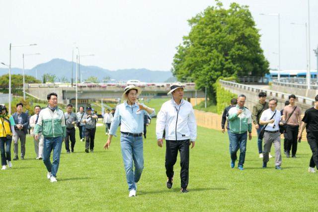 지난 9일 2023순천만국제정원박람회를 방문한 오세훈(오른쪽) 서울시장과 노관규 순천시장. 사진 제공=순천시