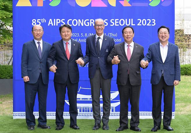 5월10일 서울 잠실 소피텔 앰배서더 호텔에서 열린 2023 세계체육기자연맹(AIPS) 총회에서 2027년 충청권 하계세계대학경기대회 프레젠테이션 후 기념 촬영하고 있는 (왼쪽부터)김기영 충남도 행정부지사, 김영환 충북도지사, 레온즈 에더 국제대학스포츠연맹(FISU) 회장대행, 최민호 세종시장, 이장우 대전시장 모습 ⓒ세종시 제공